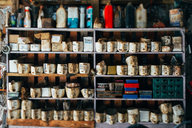 vitrine-HYERES-min_shelf_garage_dirty_collection_grunge-1178